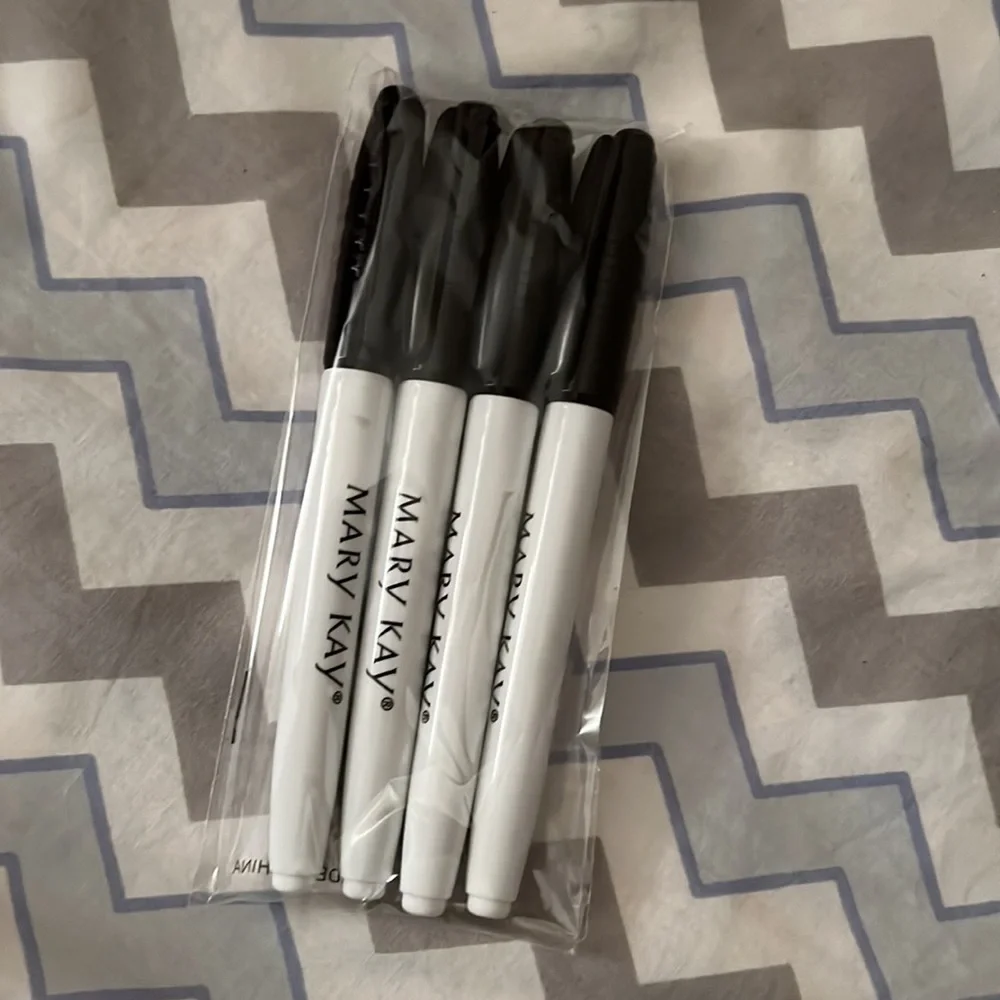 This is a markers in black color, very nice looking.